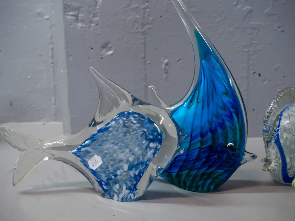 6 art glass fish - mixed colours, one has small chip to bottom edge - tallest is H-220 L-165 Image 1++