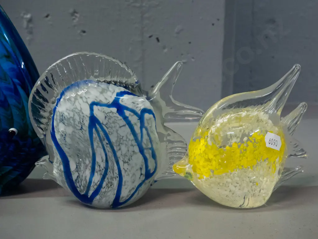 6 art glass fish - mixed colours, one has small chip to bottom edge - tallest is H-220 L-165 Image 1++