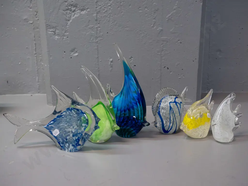 6 art glass fish - mixed colours, one has small chip to bottom edge - tallest is H-220 L-165 Image 1++