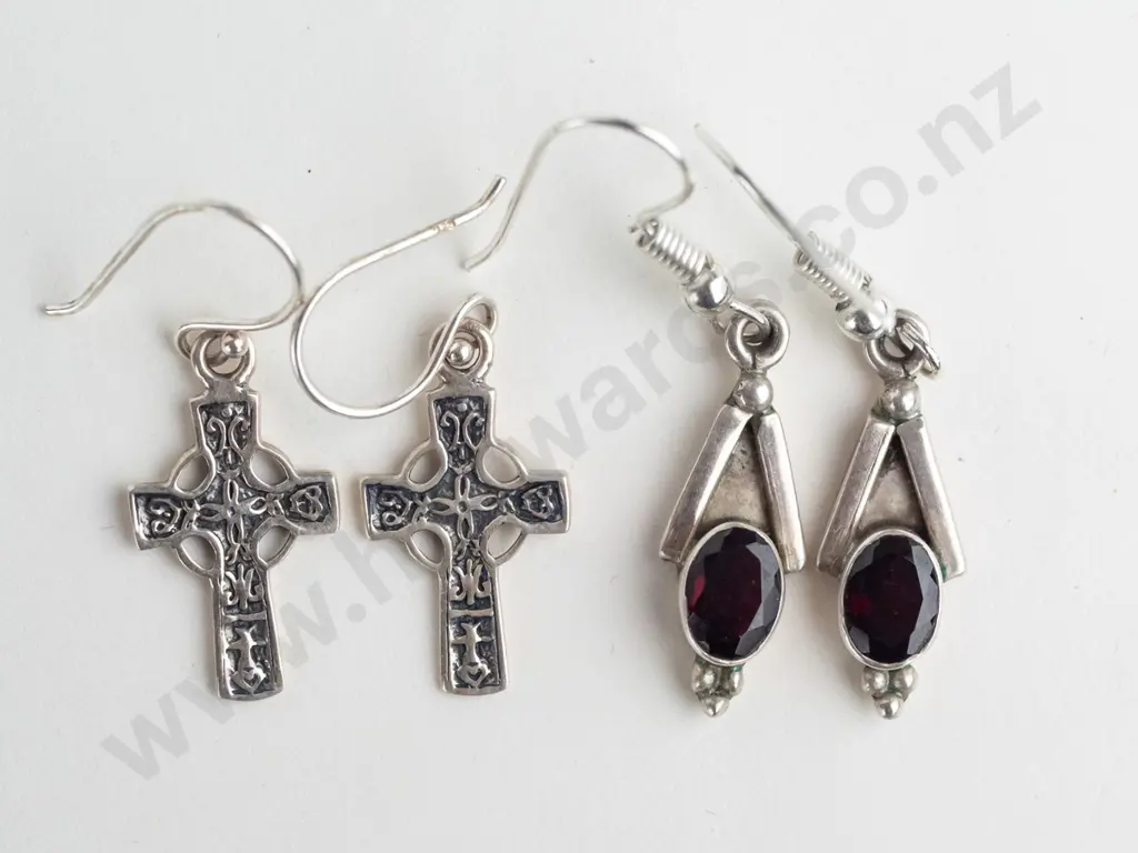 2 pairs of silver earrings both stamped 925 Image 1++