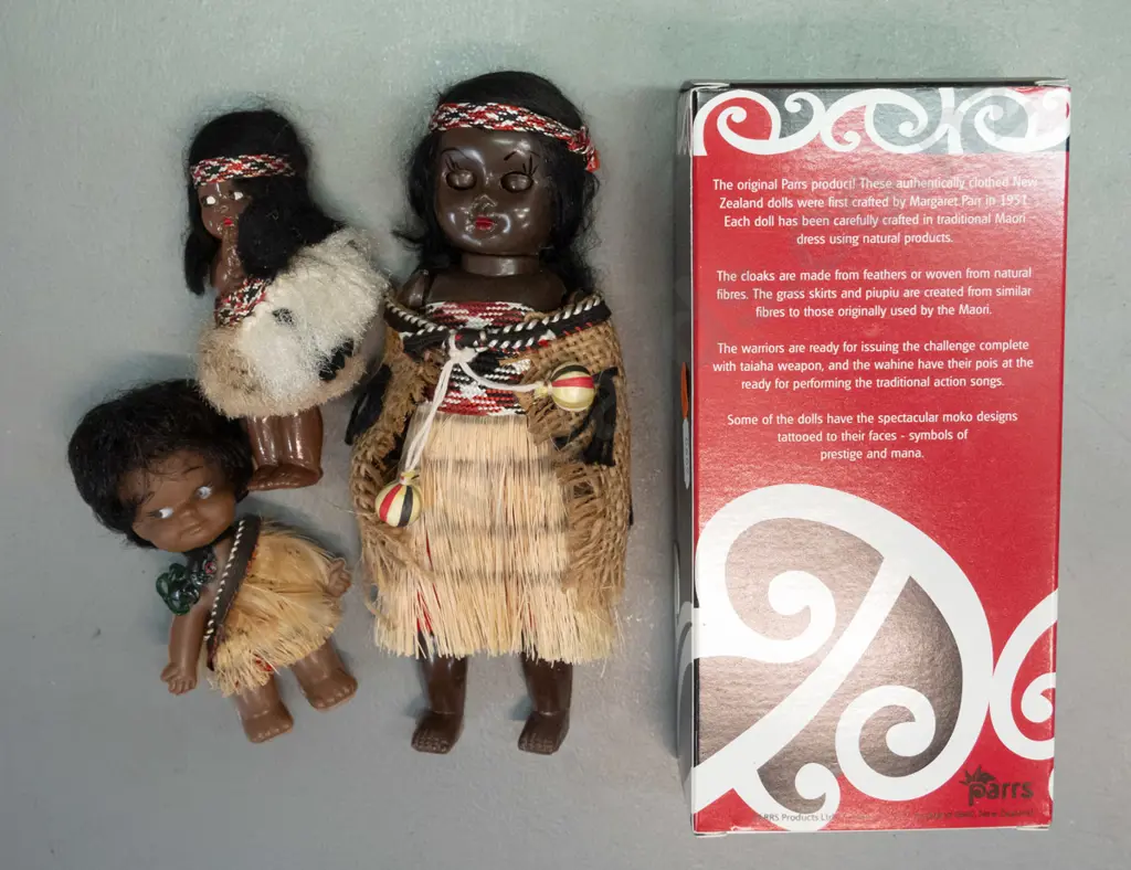 4 small plastic souvenir dolls in traditional Maori dress including Parr's doll in original box H-180 W-90 Image 1++