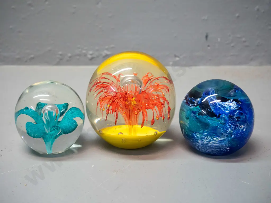 3 art glass paperweights - larger flower shape is Diameter 80 Image 1++