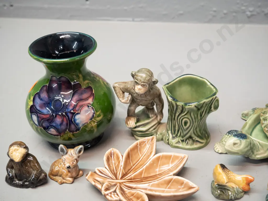 small Moorcroft anemone pattern vase with hairline crack in base & assorted Wade items - turtle trinket, monkey vase, Image 1++