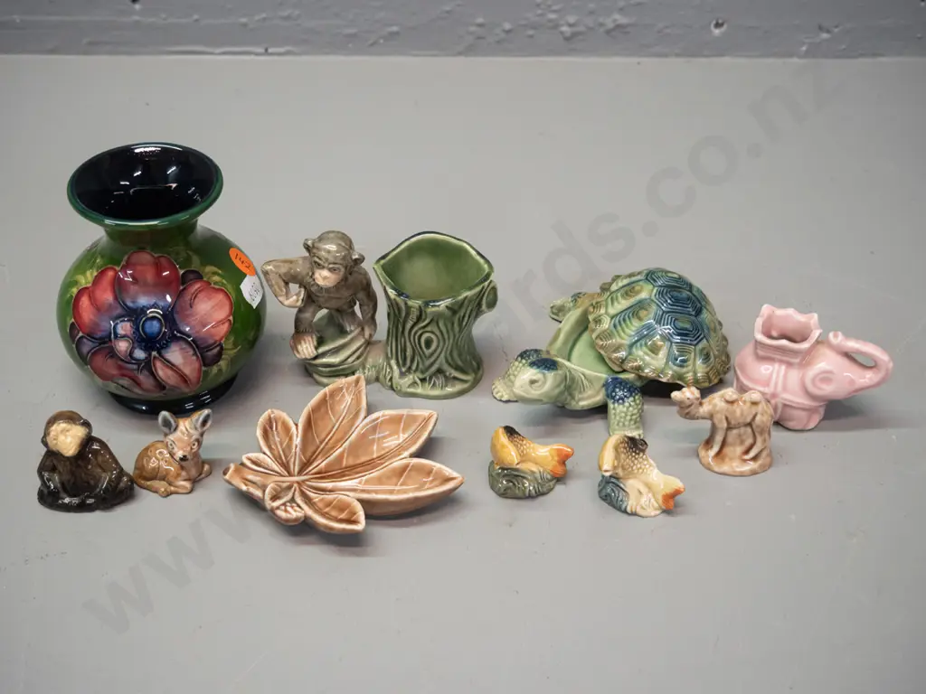 small Moorcroft anemone pattern vase with hairline crack in base & assorted Wade items - turtle trinket, monkey vase, Image 1++