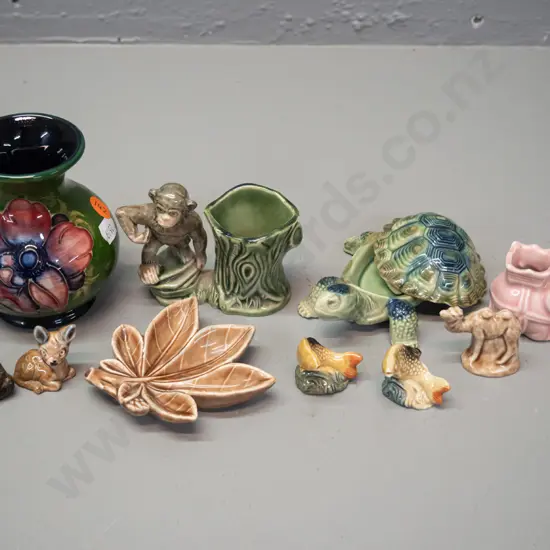 small Moorcroft anemone pattern vase with hairline crack in base & assorted Wade items - turtle trinket, monkey vase,