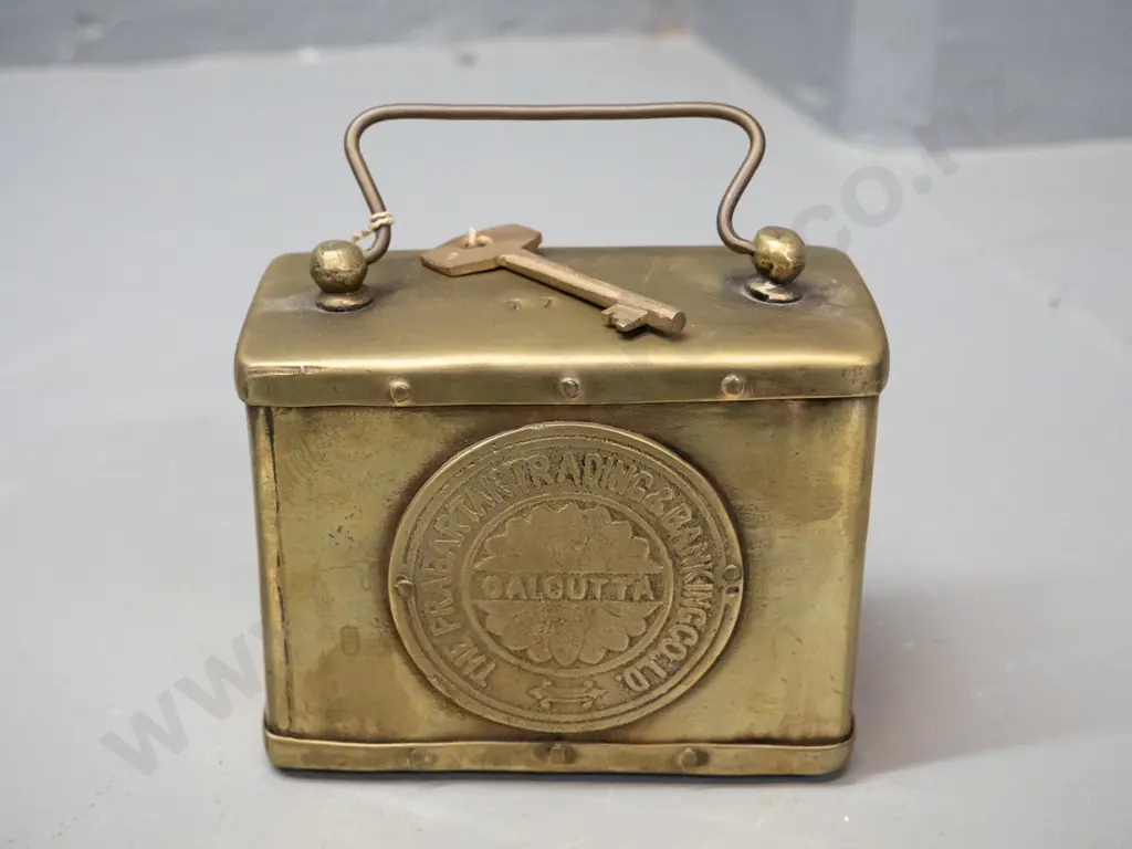 small Indian brass money box with key - medallion stamped Prabartak Trading & Banking Co. Ltd. H-80 W-105 D-50 Image 1++
