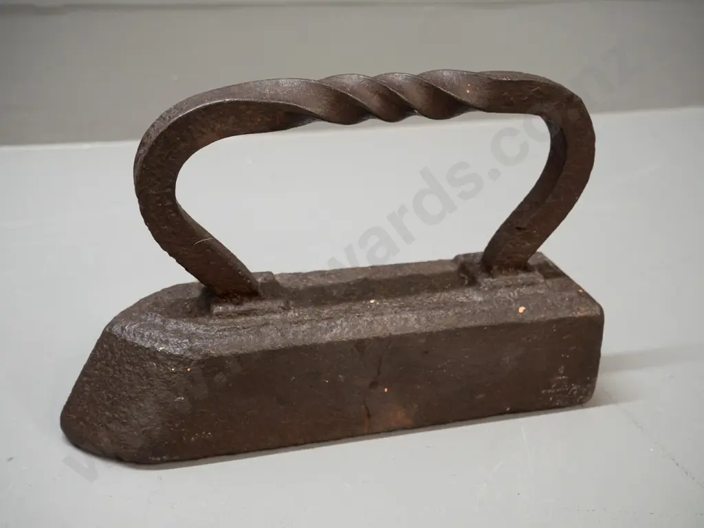 vintage heavy sad iron with twist forged handle - casting fault or mark to side H-160 L-250 Image 1++