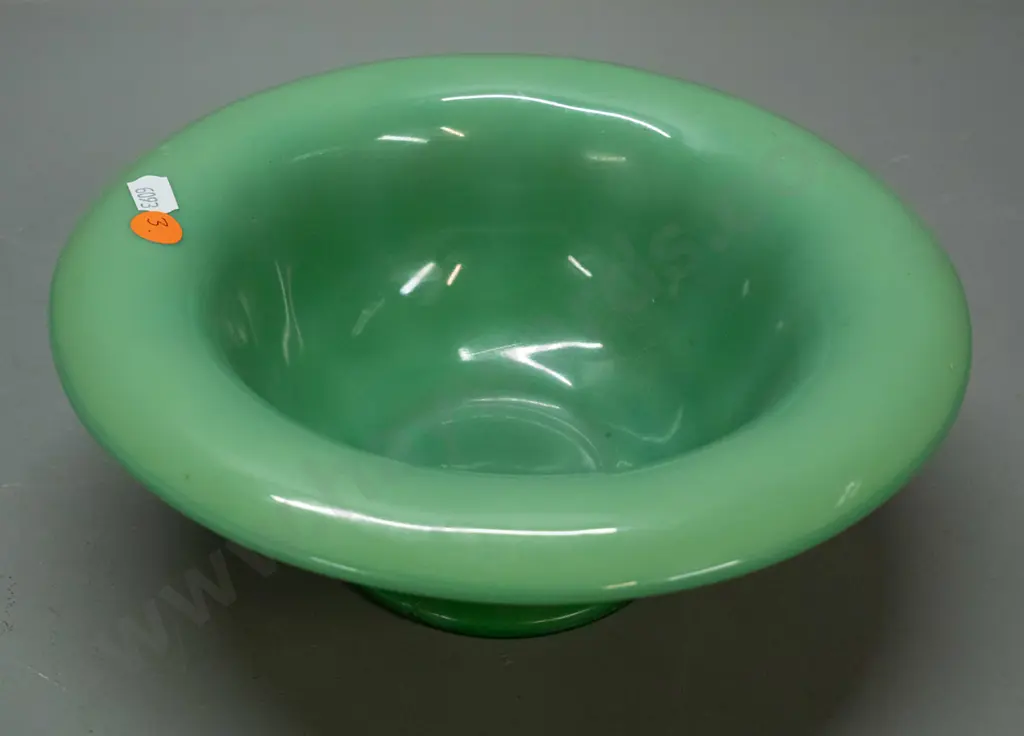 vintage green milk glass footed bowl with rolled edge H-90 D-240 Image 1++