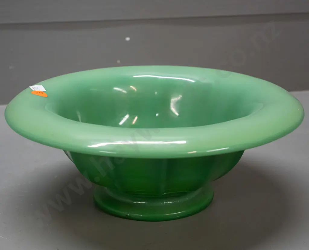vintage green milk glass footed bowl with rolled edge H-90 D-240 Image 1++
