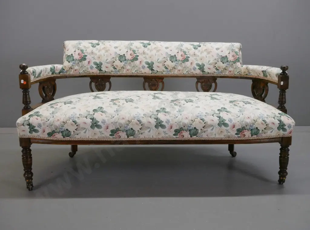 Edwardian beech 2-seater tub settee w/ carved back rail decoration, on turned legs and porcelain casters, some fading to Image 1++