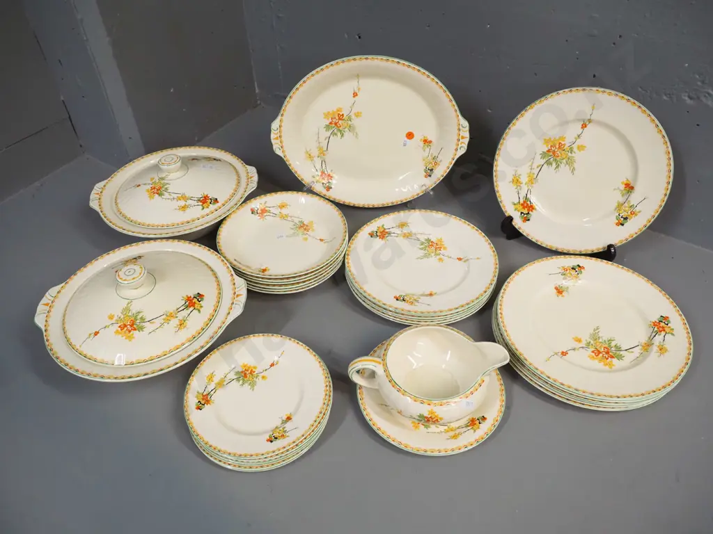 retro Grindley 6-place dinner set with floral motifs, including ashett, 2 lidded vegetable dishes, gravy boat etc. Image 1++