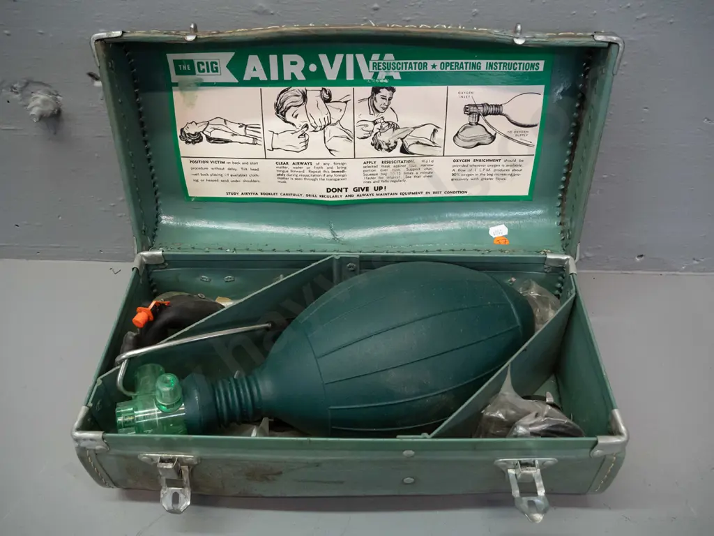 retro Air Viva oxygen mask resuscitator kit in fitted fibre case - damage to handle and stitching on case, corrosion to Image 1++