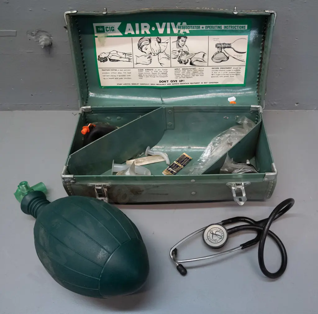 retro Air Viva oxygen mask resuscitator kit in fitted fibre case - damage to handle and stitching on case, corrosion to Image 1++