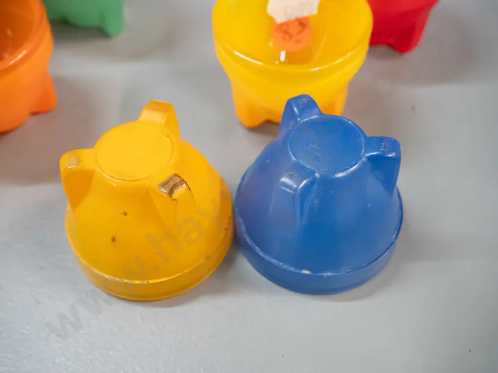 8 vintage moulded glass egg cups - 7 same shape in assorted colours and a slightly larger frosted yellow H-60 Image 1++