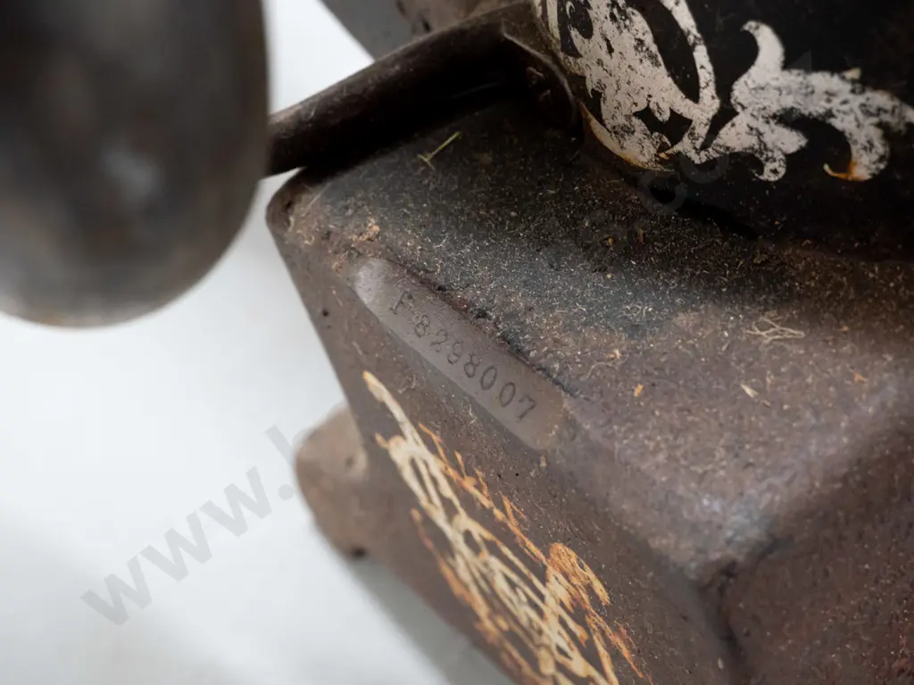 vintage Singer free-arm leather-working sewing machine - overall wear, some corrosion, paint loss, etc H-340 W-540 D-200 Image 1++