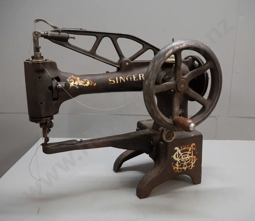 vintage Singer free-arm leather-working sewing machine - overall wear, some corrosion, paint loss, etc H-340 W-540 D-200 Image 1++