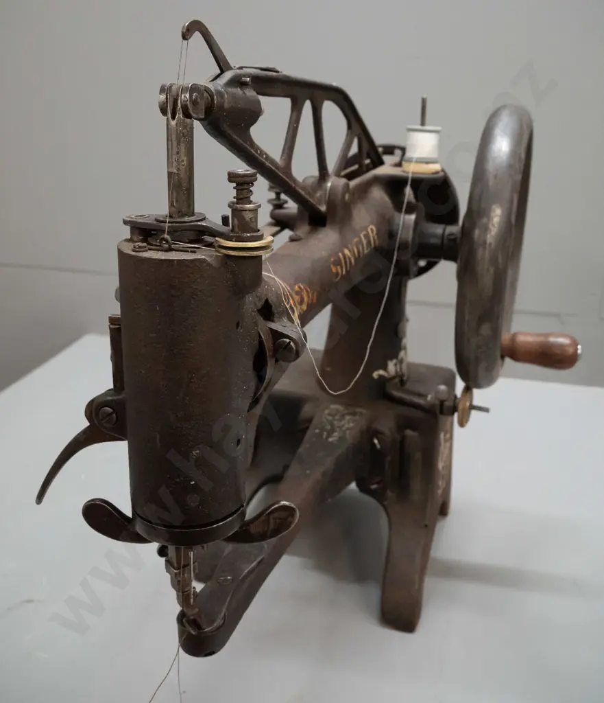 vintage Singer free-arm leather-working sewing machine - overall wear, some corrosion, paint loss, etc H-340 W-540 D-200 Image 1++