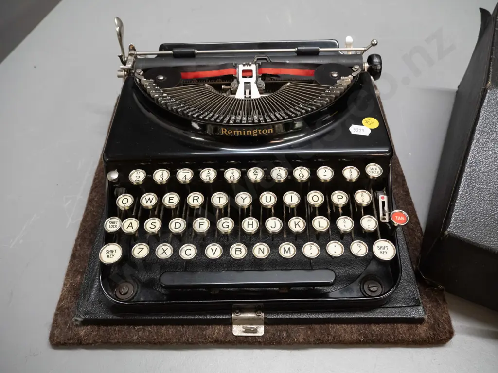 vintage Remington portable typewriter with integrated case and felt under-pad. Some wear to case H-120 W-300 D-320 Image 1++