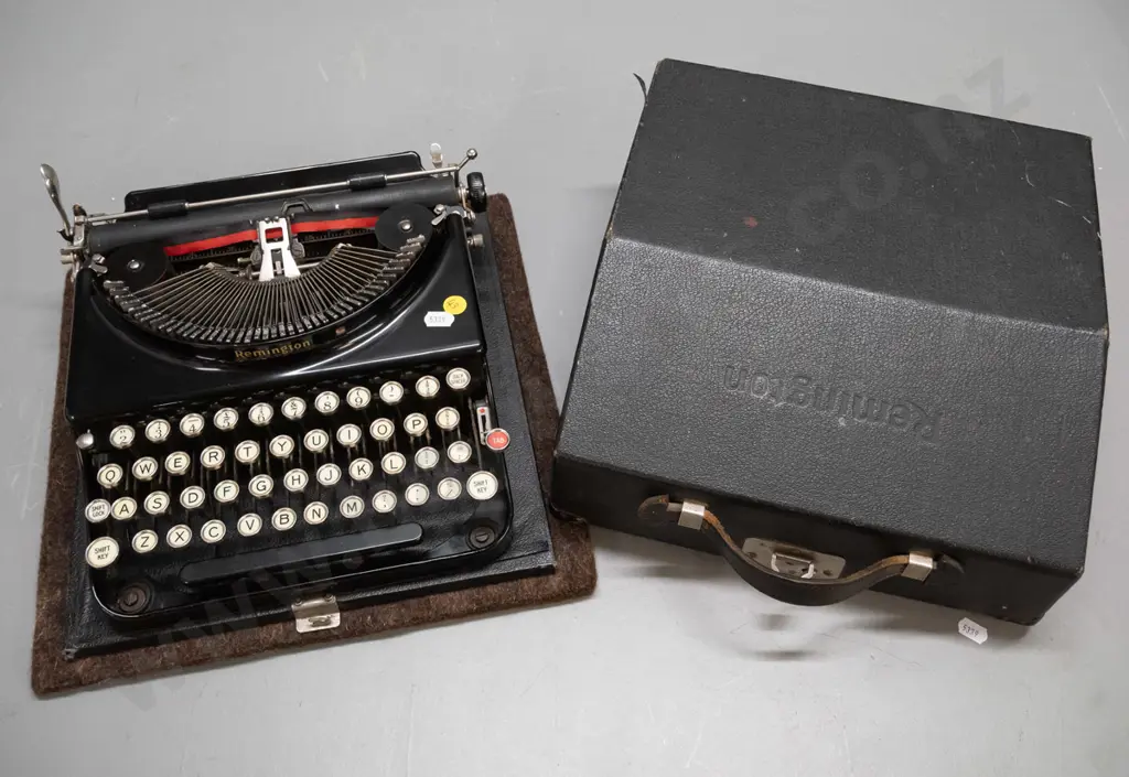vintage Remington portable typewriter with integrated case and felt under-pad. Some wear to case H-120 W-300 D-320 Image 1++