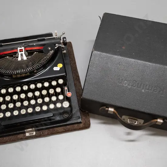 vintage Remington portable typewriter with integrated case and felt under-pad. Some wear to case H-120 W-300 D-320