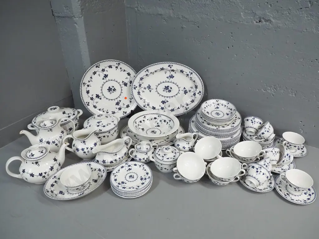 large Royal Doulton "Yorktown" pattern 8-place dinner set including coffee and tea pots, large serving platter D-330, Image 1++