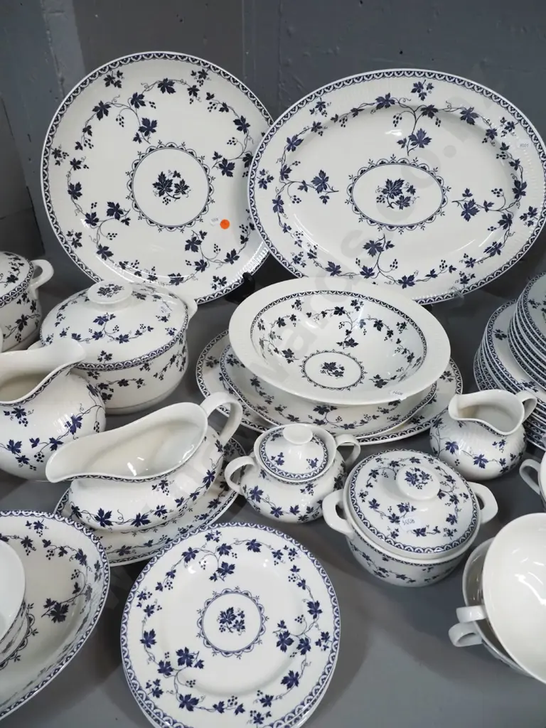 large Royal Doulton "Yorktown" pattern 8-place dinner set including coffee and tea pots, large serving platter D-330, Image 1++