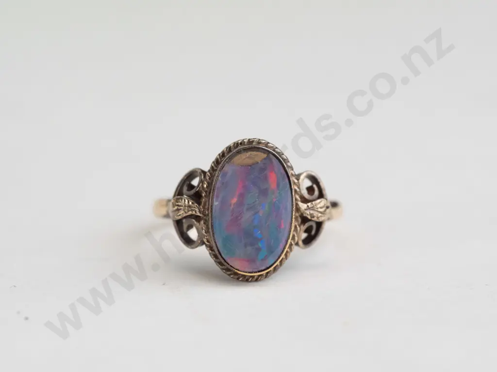 opal ring stamped 9ct - chip to stone Image 1++
