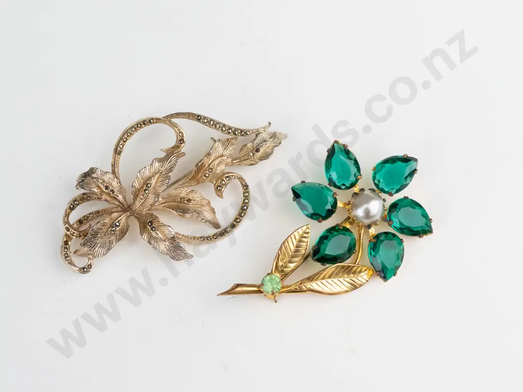 2 costume brooches Image 1++