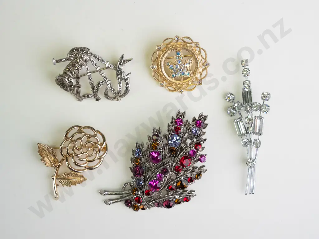 5 asstd costume brooches Image 1++