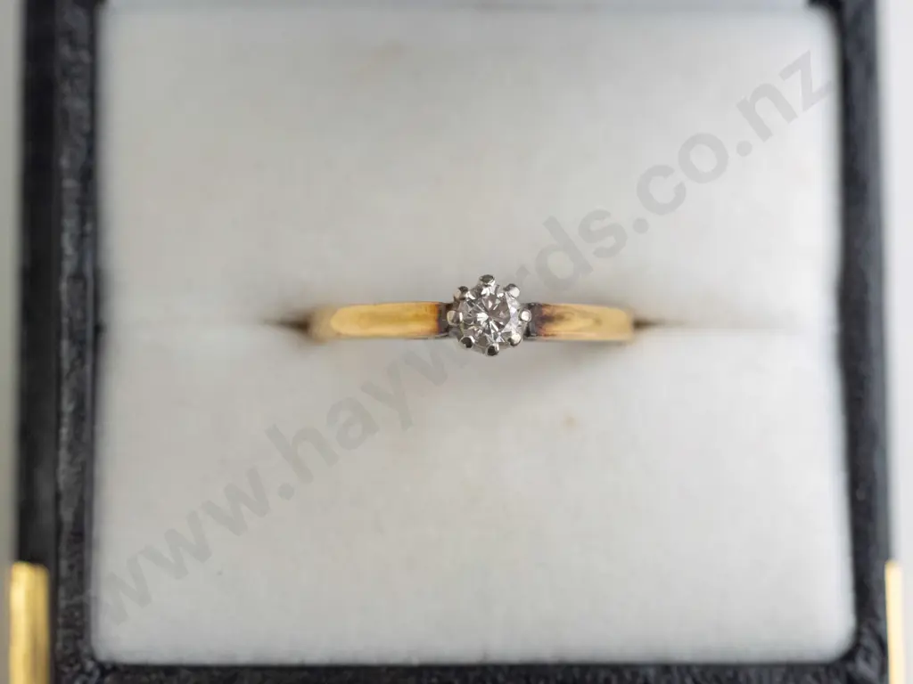 solitare diamond ring stamped 750 Image 1++
