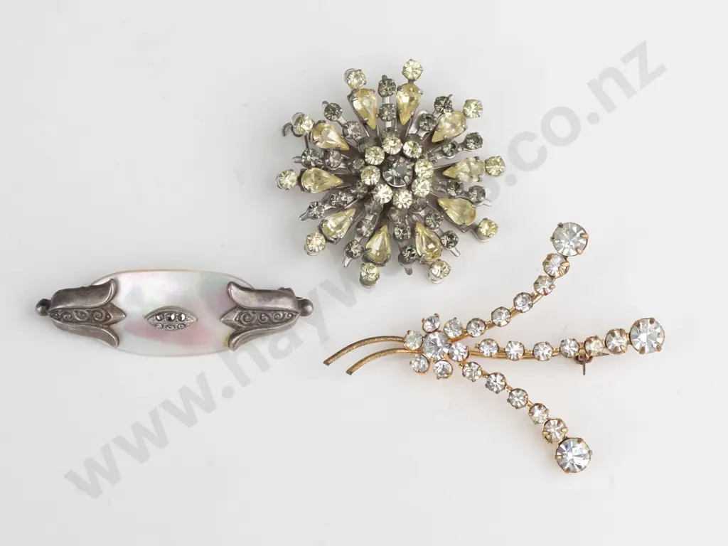 3 costume brooches Image 1++