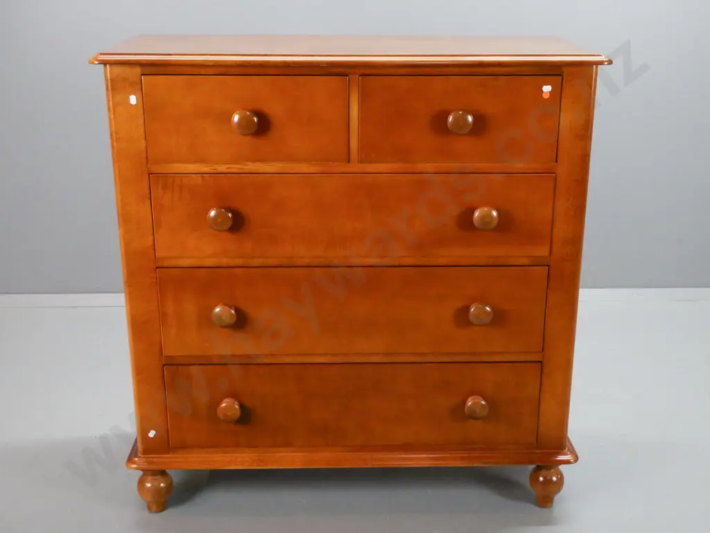 reproduction beech colonial style 5-drawer chest with wooden knobs and turned bun feet. H-1070 W-1050 D-450 Image 1++