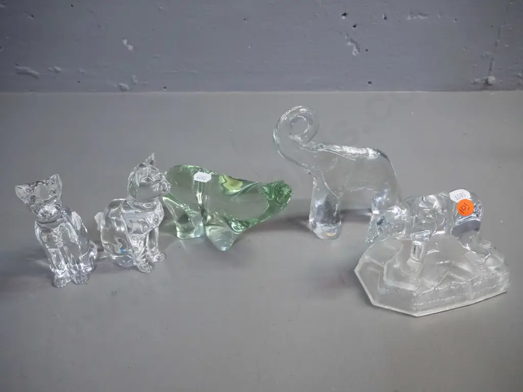 5 small glass and crystal animals - green Hokitika polar bear, 2 Hadeland crystal cats, frosted and moulded polar bear, Image 1++