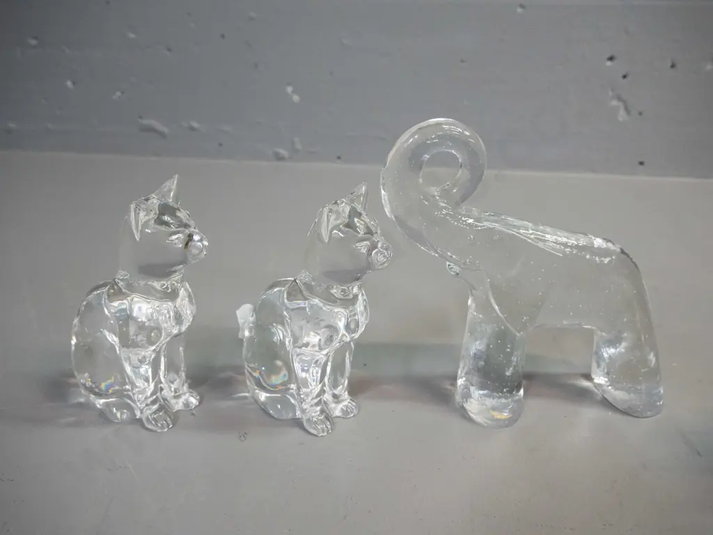 5 small glass and crystal animals - green Hokitika polar bear, 2 Hadeland crystal cats, frosted and moulded polar bear, Image 1++