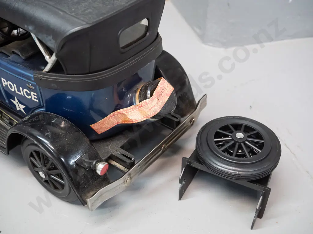 Jim Beam decanter - 1929 Model A police car, with contents, seal looks intact. H-180 L-390 Image 1++