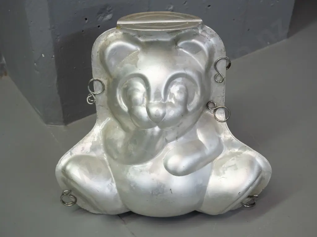 large aluminium Teddy bear chocolate mold marked Wilton China H-270 Image 1++