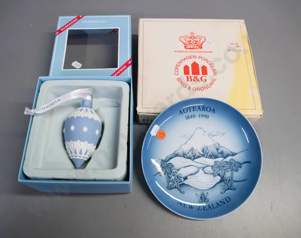 Copenhagen New Zealand 1990 commemorative plate D-180 and a Wedgwood jasperware Christmas decoration, both in original Image 1++