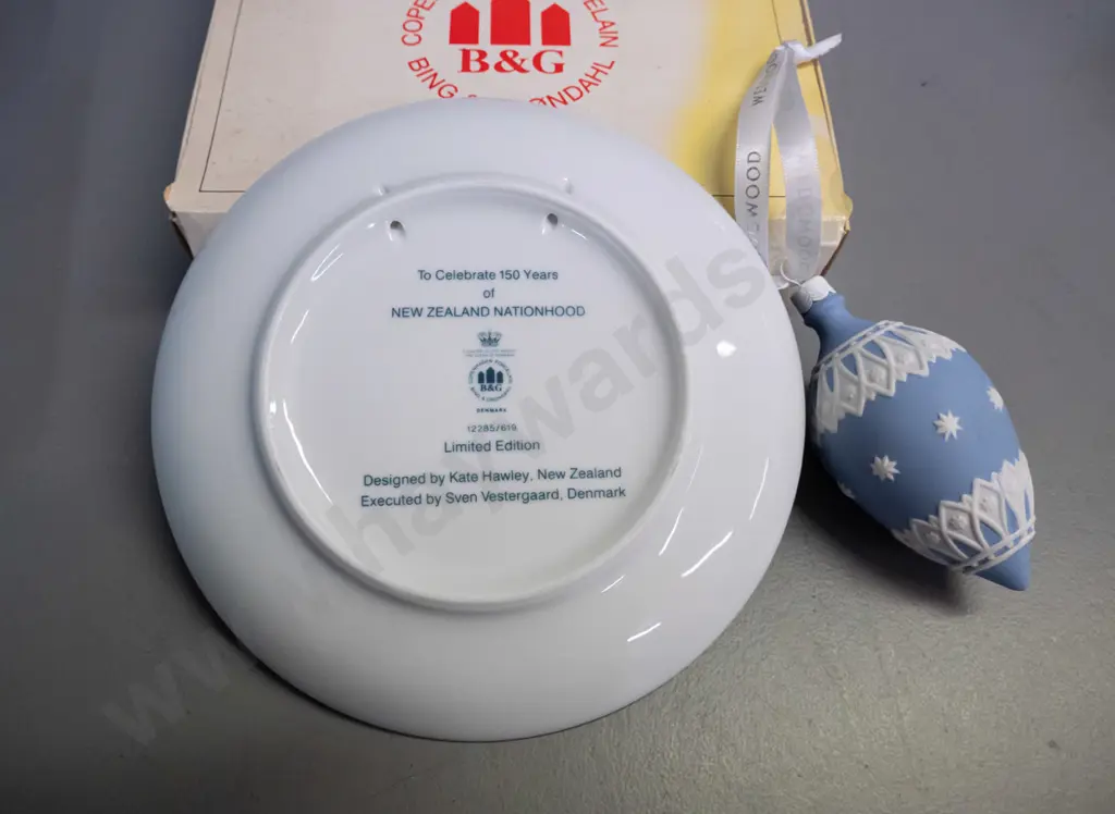 Copenhagen New Zealand 1990 commemorative plate D-180 and a Wedgwood jasperware Christmas decoration, both in original Image 1++