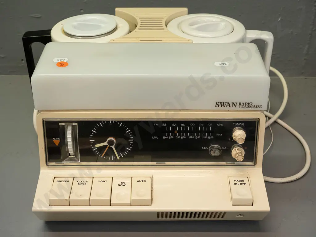 retro Swan Radio Teasmade - with enamel teapot and metal electric jug, plastic lamp shade broken, sits loosely on top, Image 1++