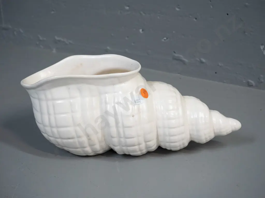 Shorter & Son shell vase H-130 L-300 Image 1++