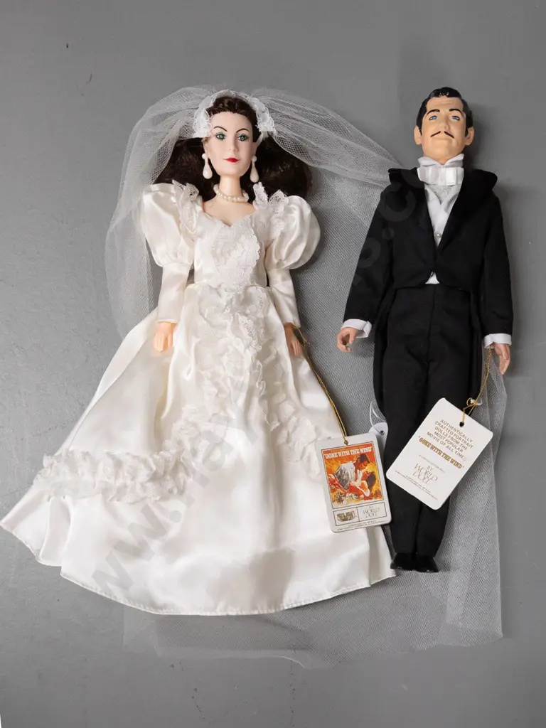 2 Gone with the Wind collector's dolls - cardboard tags for World Doll, copyright 1989 - each approx. H-300 Image 1++