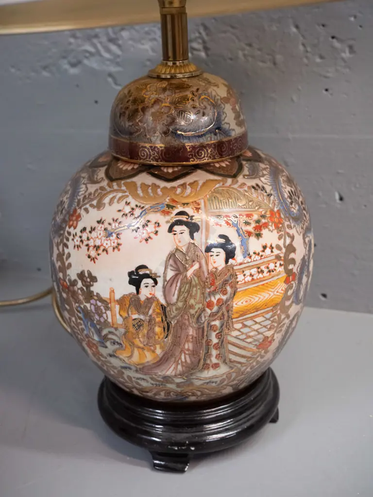Chinese porcelain ginger jar-shaped figural motif table lamp on timber base, with shade H-480 D-330 Image 1++