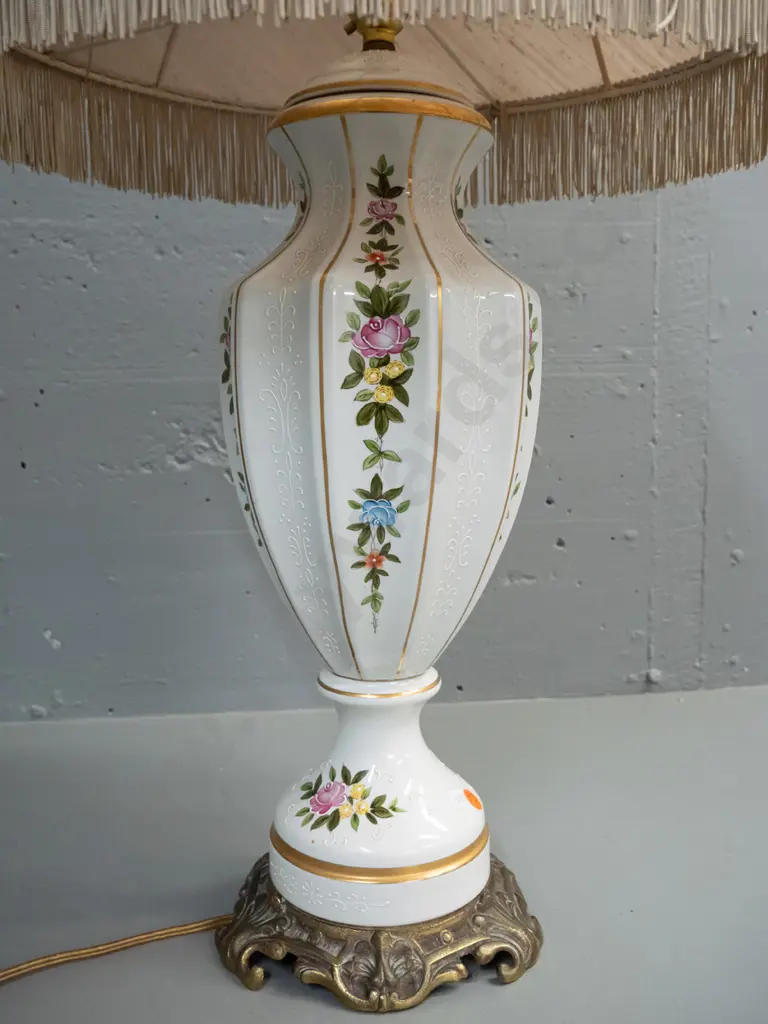 porcelain based table lamp with gilt and enamelled decoration, on brass base, with ivory fringed shade H-770 D-430. Image 1++