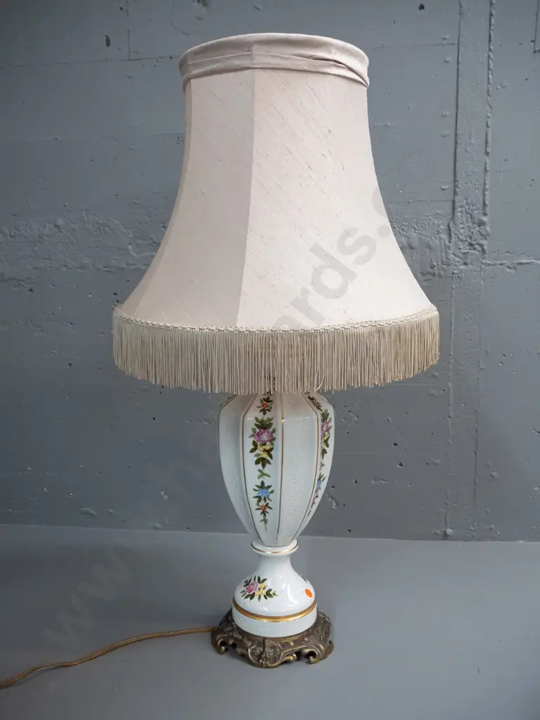 porcelain based table lamp with gilt and enamelled decoration, on brass base, with ivory fringed shade H-770 D-430. Image 1++