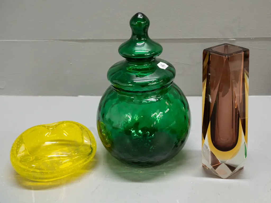 3 glass items - art glass faceted vase, moulded textured green lidded pot H-200 and a yellow ashtray Image 1++