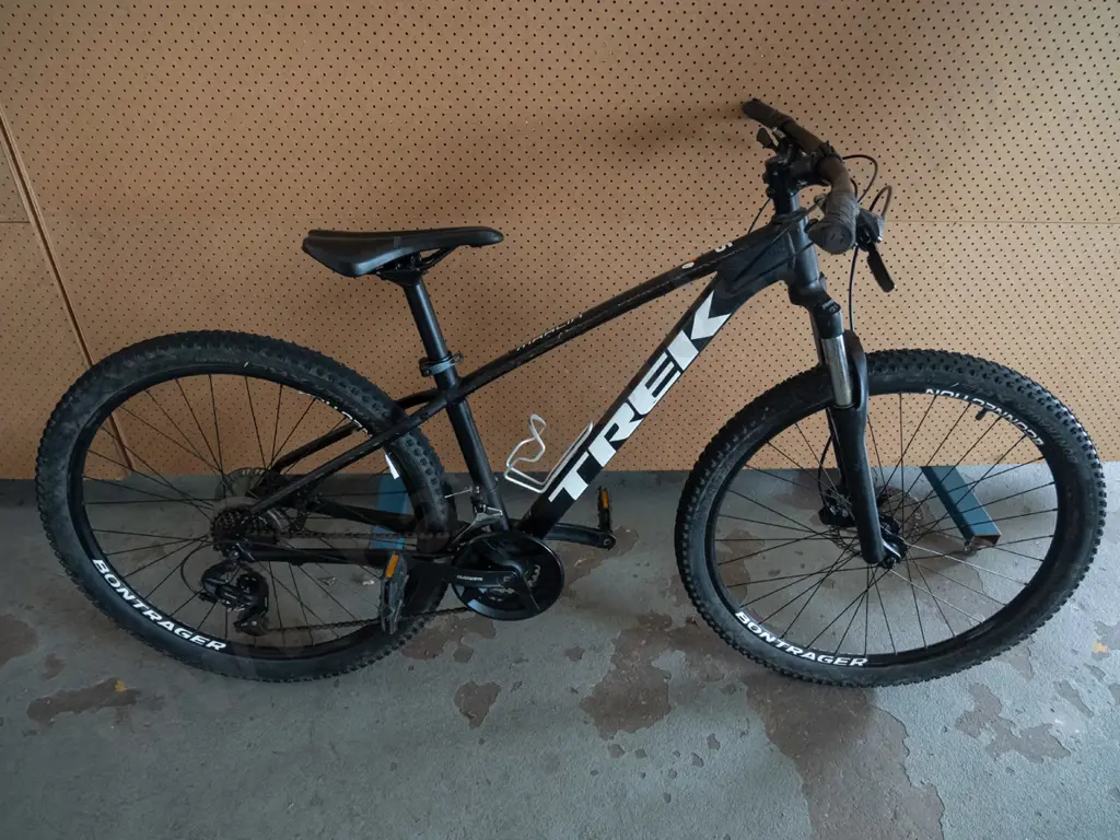 Black and White Trek Marlin bike with silver drink holder Image 1++
