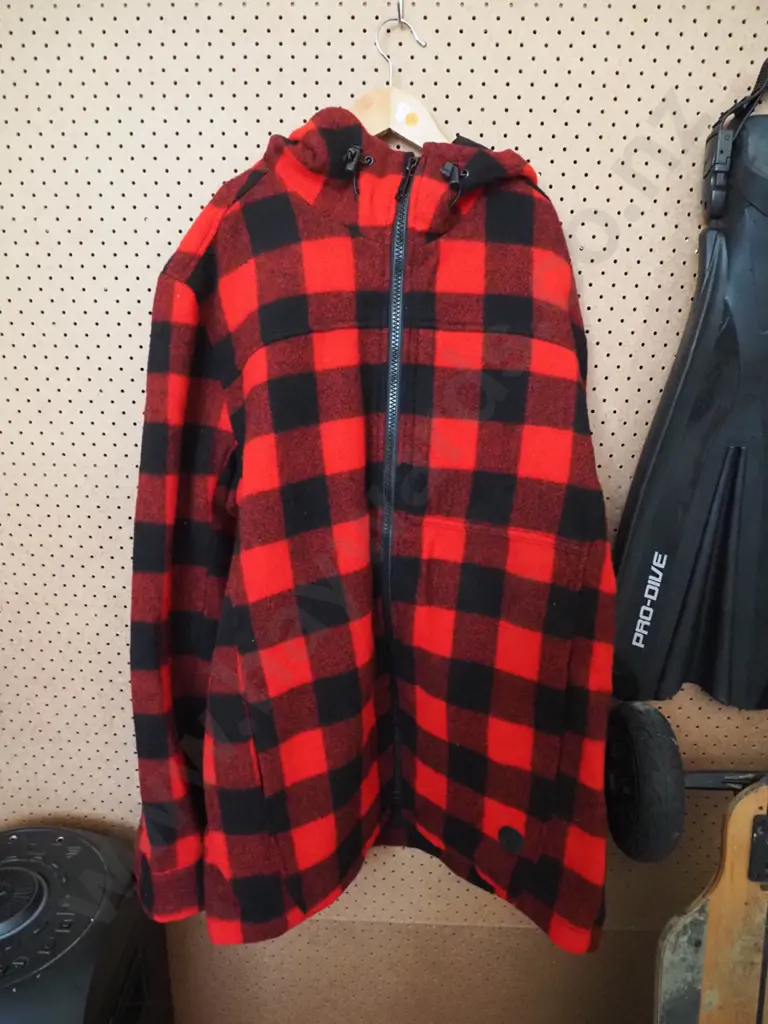 red and black Swanndri - size XL Image 1++