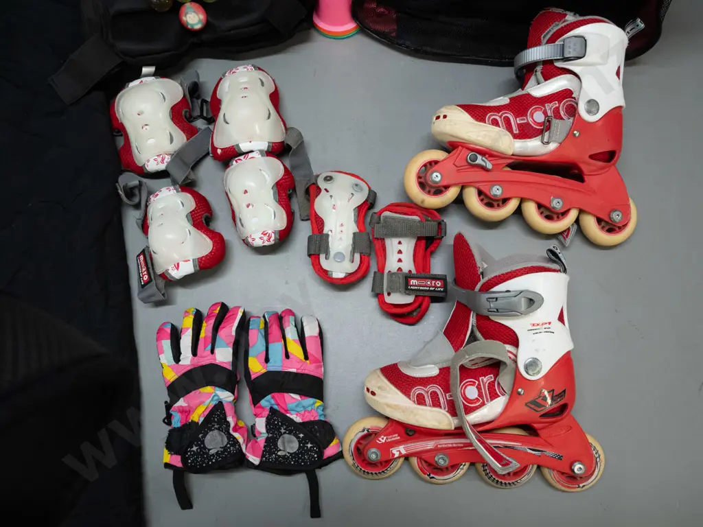 Red M-oro roller skate bag. Contains Roller skates , jacket, DVD and protective gear. Image 1++