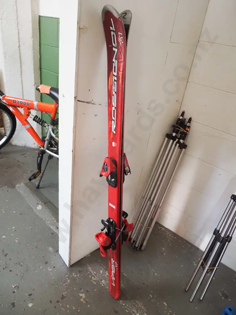 Pair of kids skis, red Rossignol Viper Image 1++