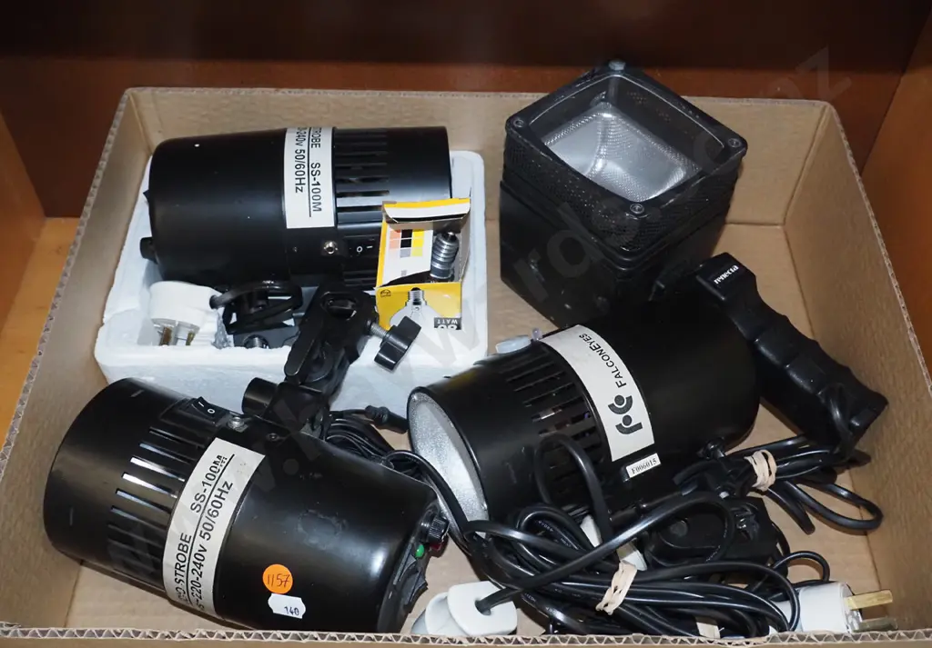 4 x small photo strobes (poor condition) Image 1++